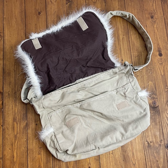 Disney World Expedition Everest Messenger Bag khaki canvas with fur trim - Picture 3 of 9